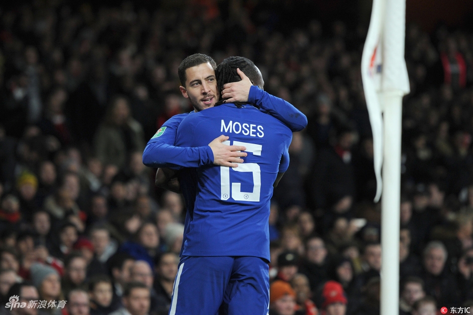 阿扎尔拥抱梅西