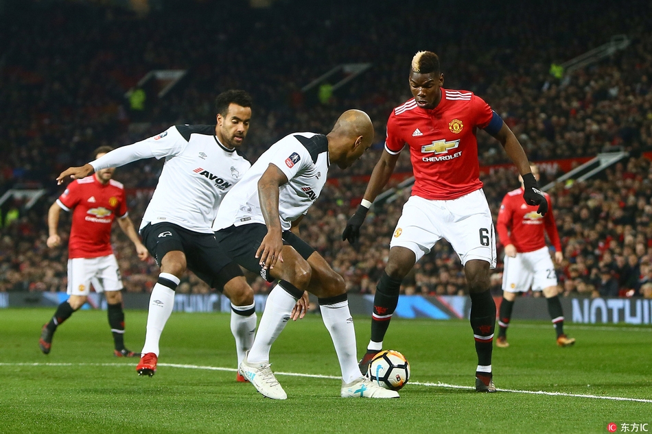 博格巴以一敌二