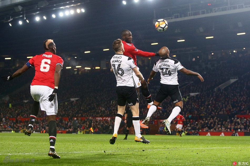 卢卡库头球攻门