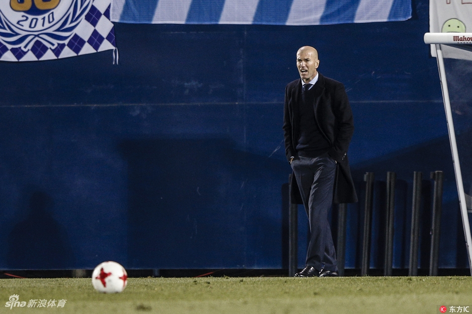 齐达内场边指挥