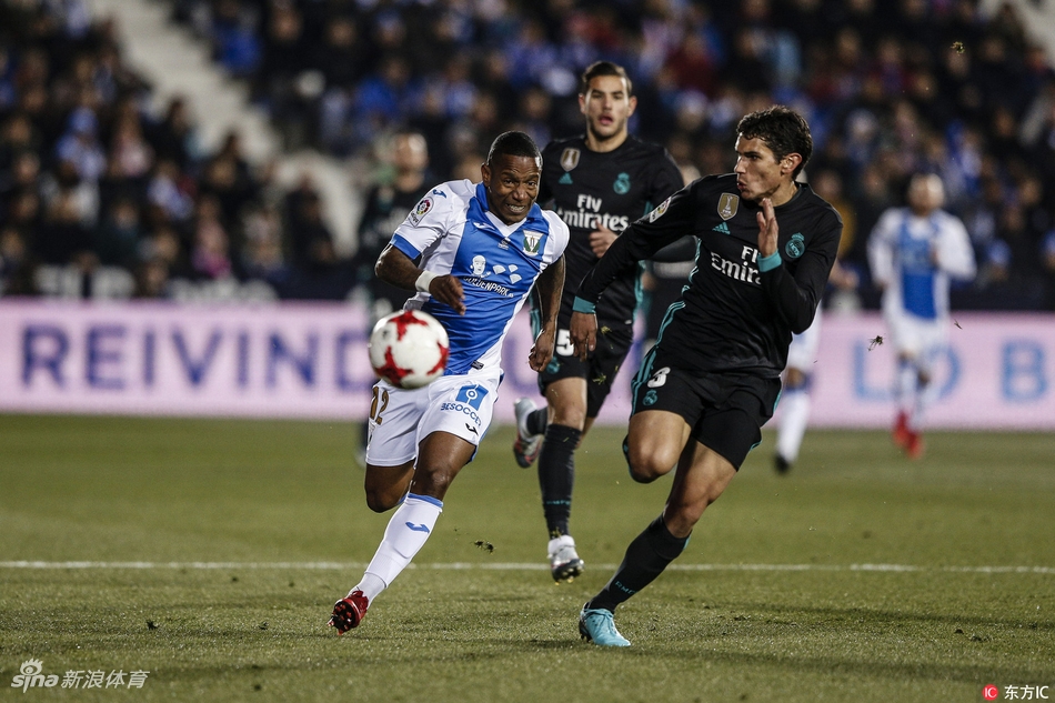 巴列霍追身防守