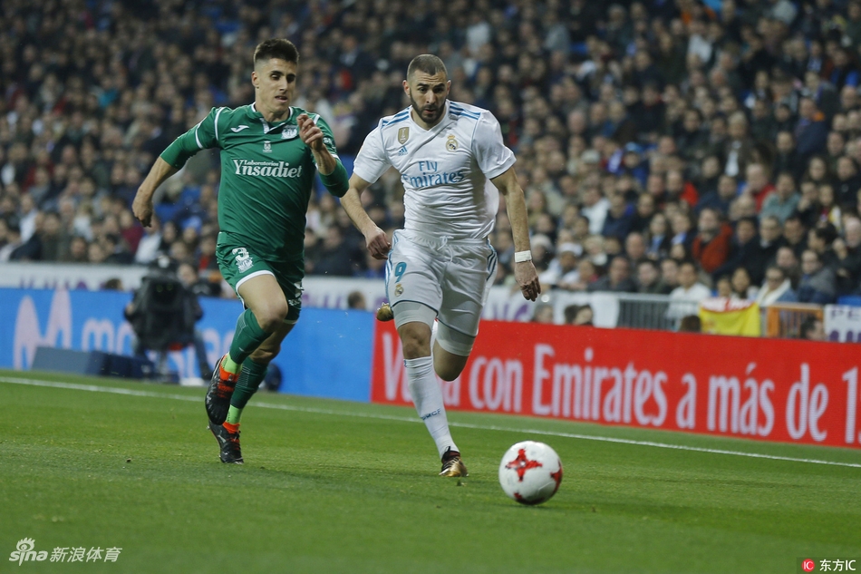 本泽马带球反击