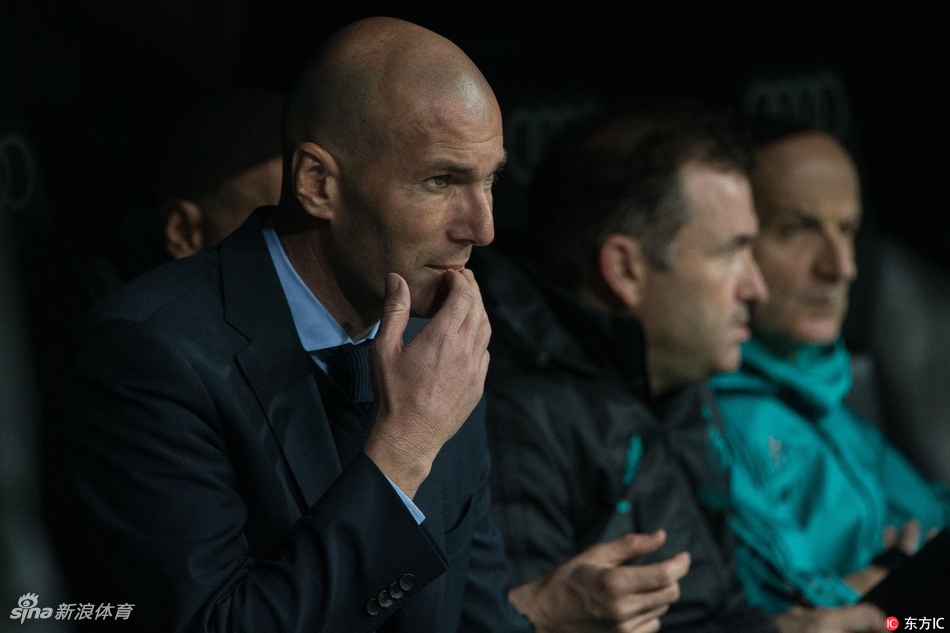 齐达内场边思考