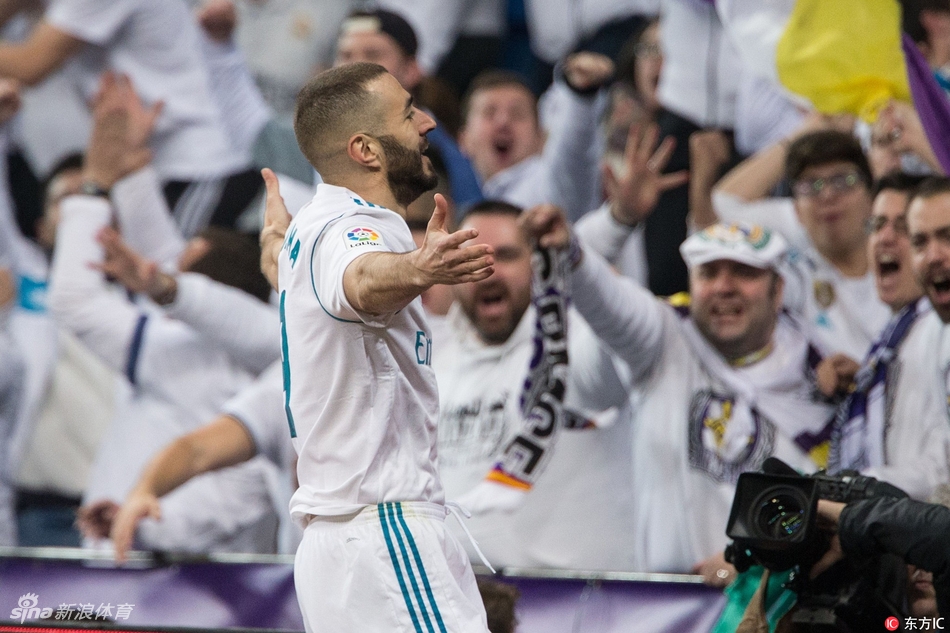 本泽马庆祝进球