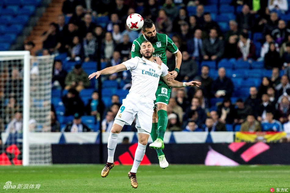 本泽马争顶头球