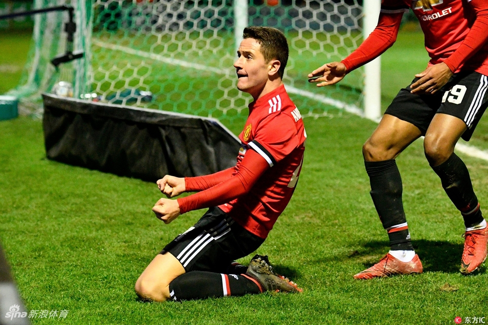 埃雷拉滑跪庆祝