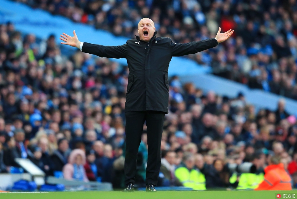 希恩-德彻场边指挥