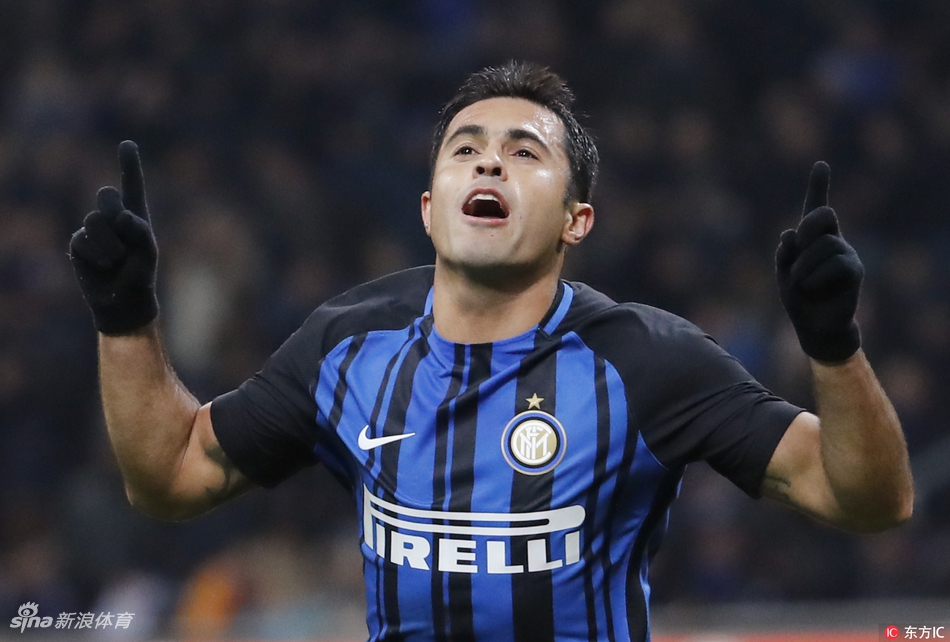 埃德尔双手指天