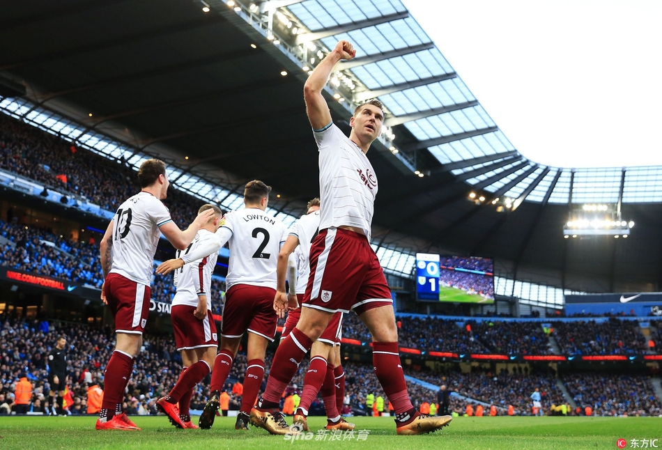 巴恩斯庆祝破门