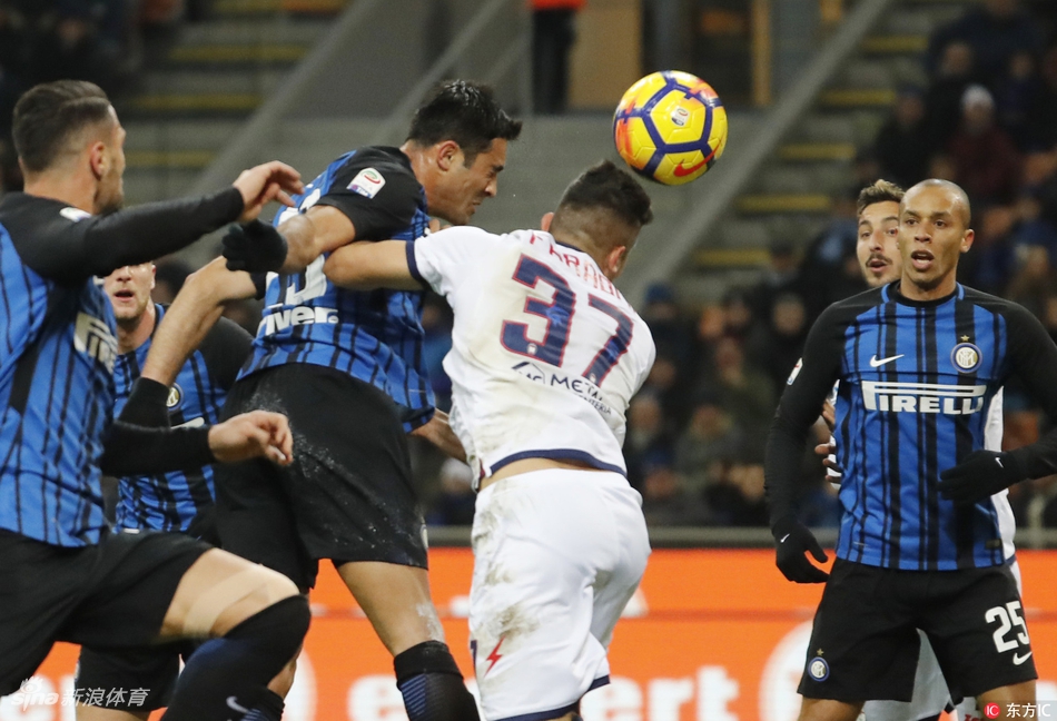 埃德尔奋力头球