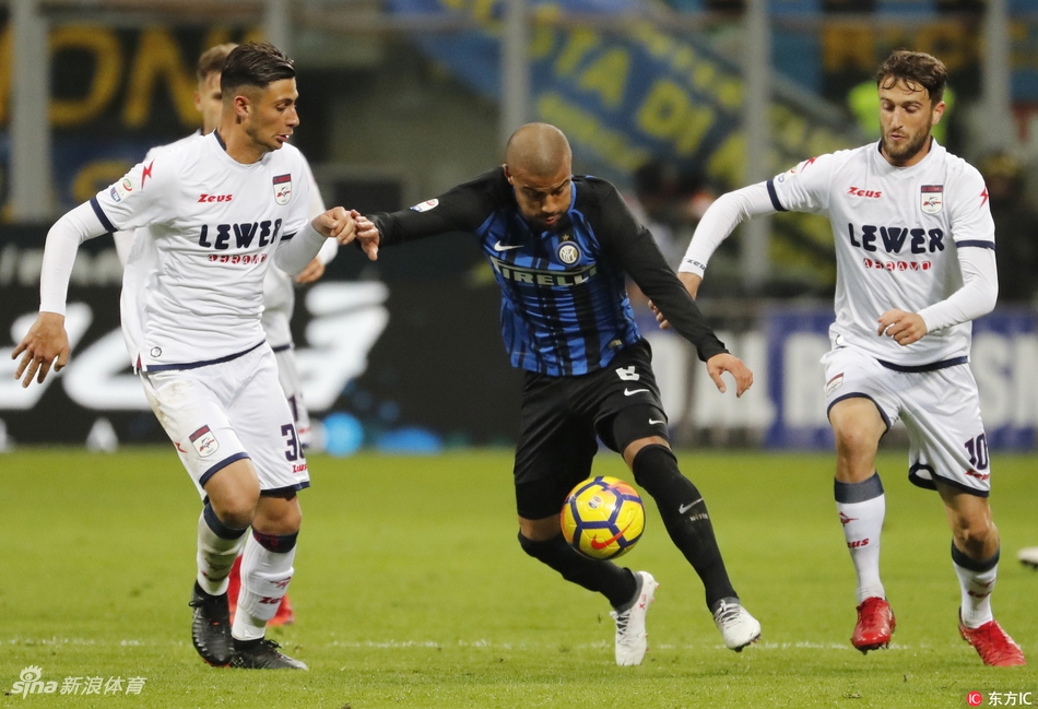 拉菲尼亚中场拿球