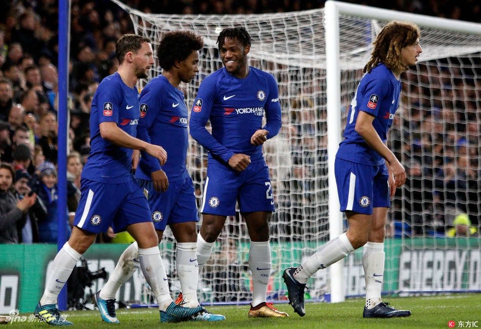 蓝军众将庆祝进球