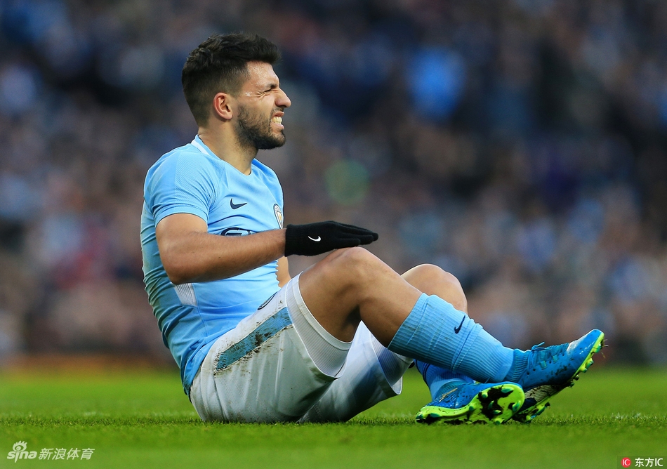 阿圭罗受伤倒地