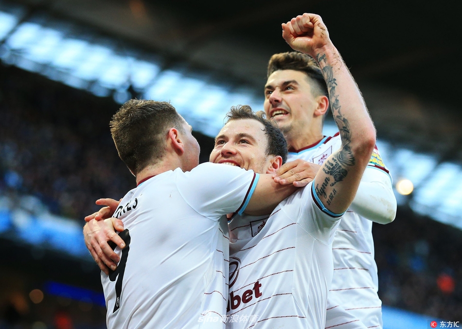 阿什利-巴恩斯挥拳庆祝