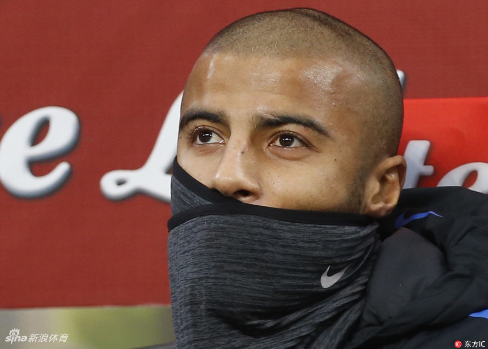 拉菲尼亚替补席待命