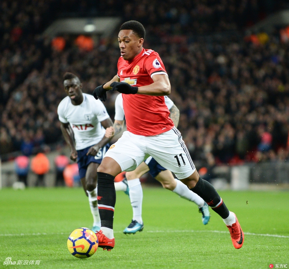 马夏尔带球突破