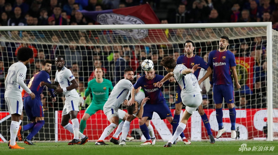 阿隆索任意球遗憾中柱