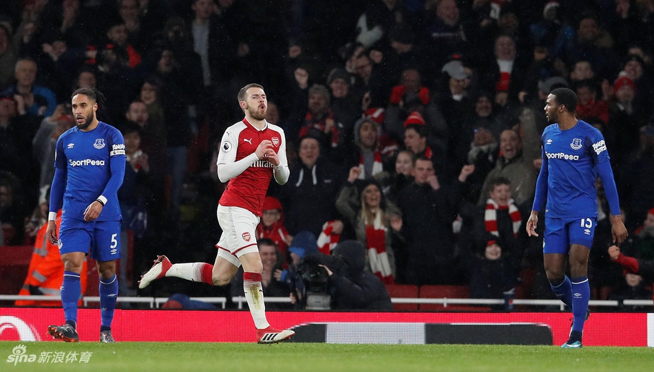 拉姆塞庆祝进球