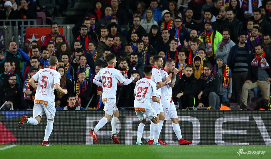 古伊德蒂与队友庆祝进球