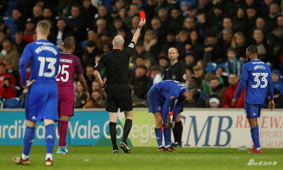 主裁判向本内特出示红牌