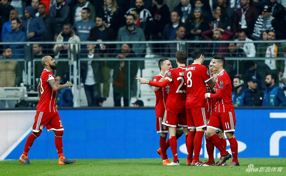 拜仁庆祝第二个进球