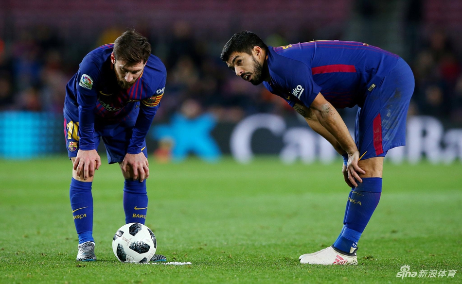 梅西苏神商讨任意球战术