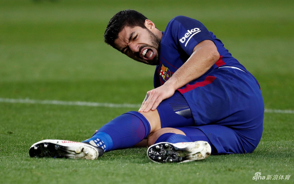 苏亚雷斯痛苦倒地