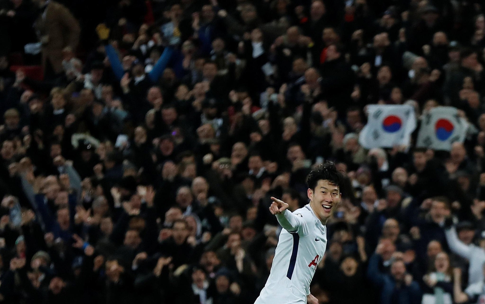 韩国球迷现场为孙兴民加油