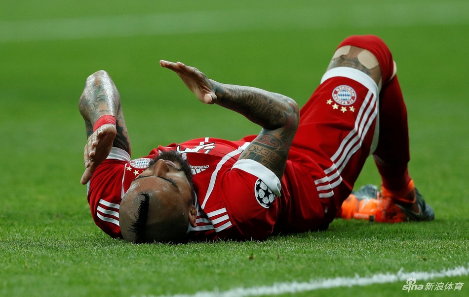 比达尔痛苦倒地