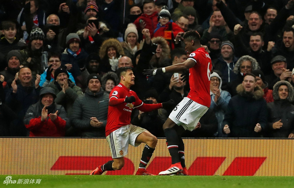 博格巴拥抱桑切斯