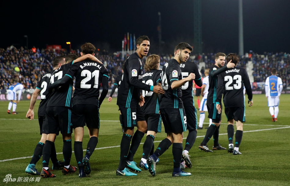 皇马众将庆祝进球