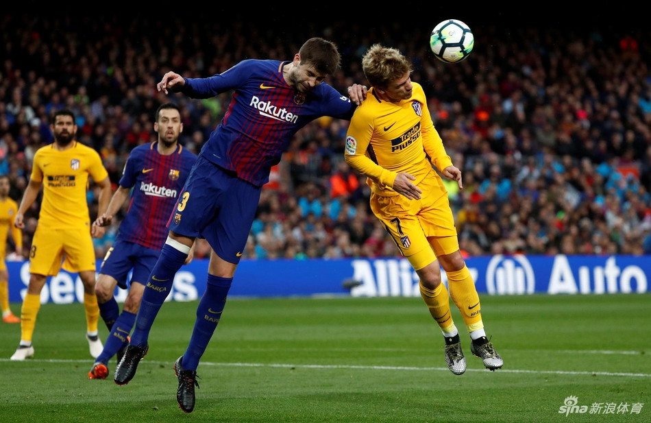 皮克与对方争顶