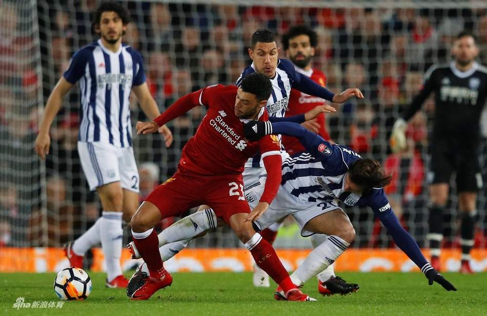 张伯伦被两人拉拽