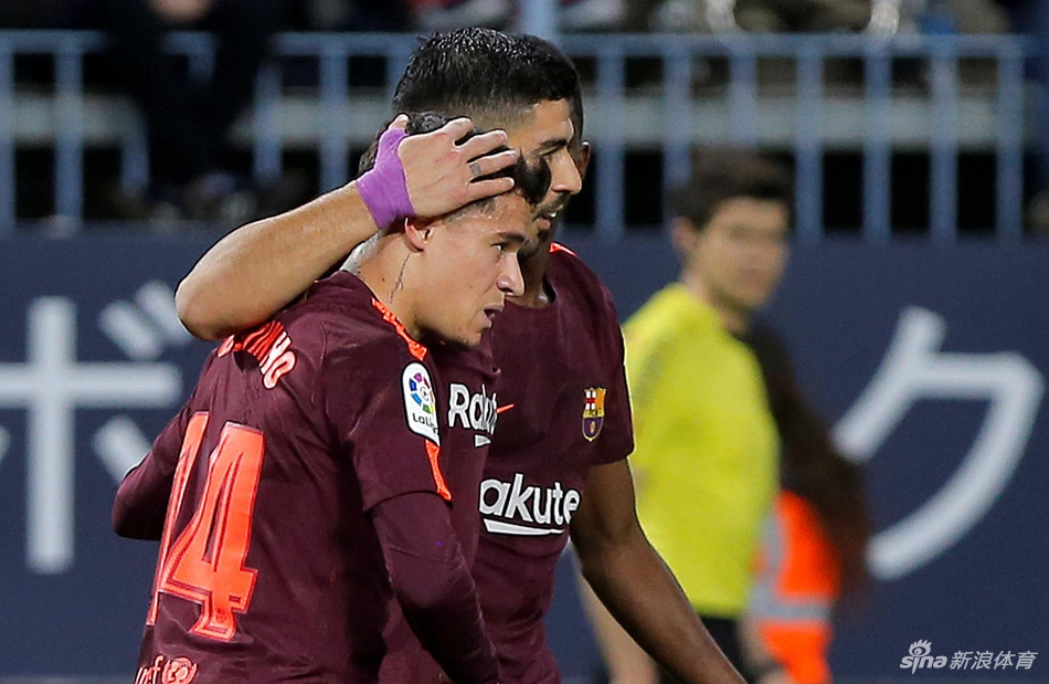 苏亚雷斯搂着库蒂尼奥