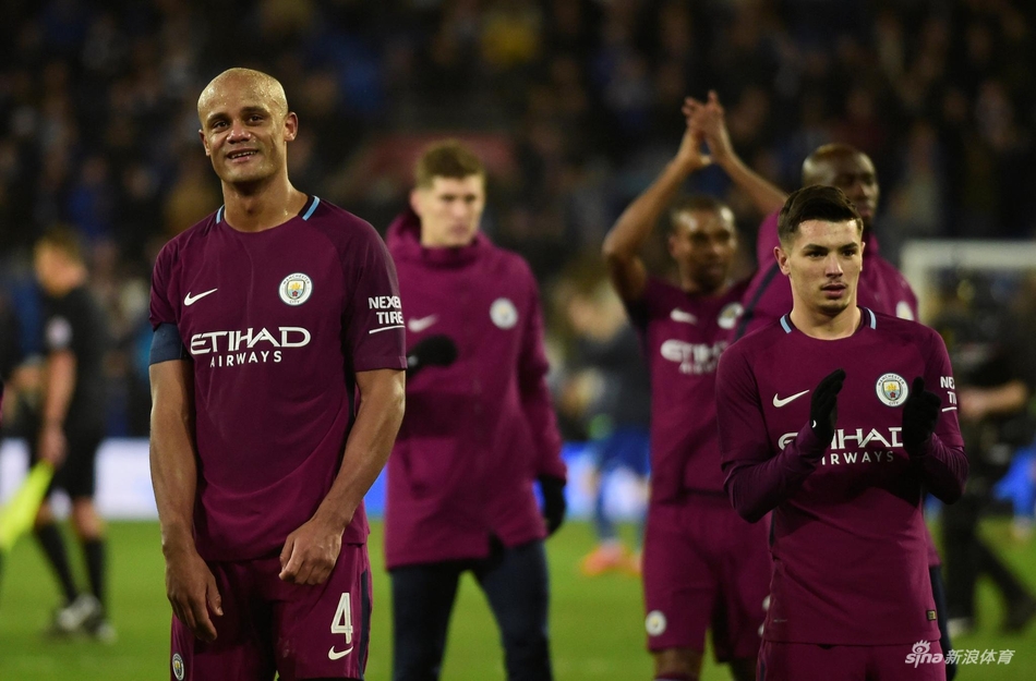 孔帕尼喜笑颜开