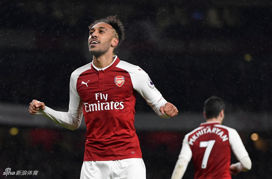 奥巴梅扬振臂庆祝