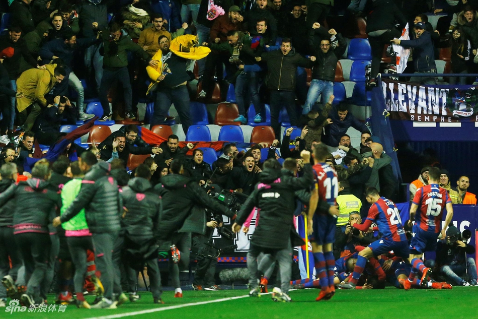 莱万特球员疯狂庆祝