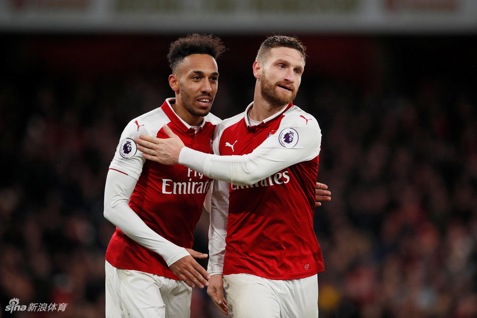 奥巴梅扬拥抱穆斯塔菲