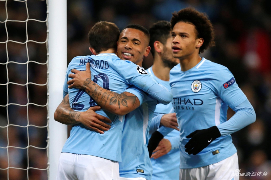 热苏斯与队友庆祝进球