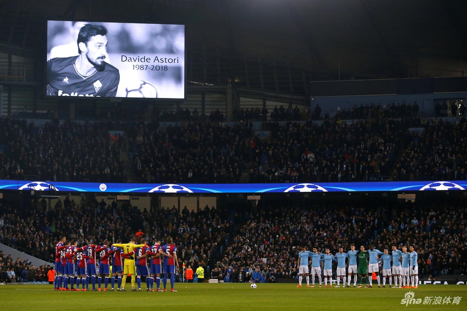 双方队员赛前为阿斯托里哀悼