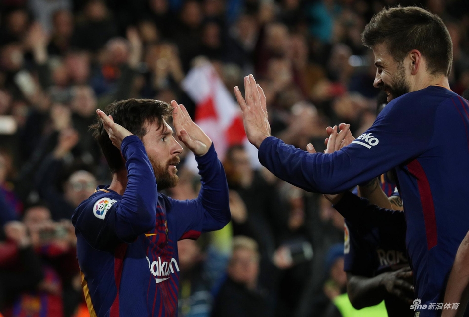 梅西与皮克击掌庆祝