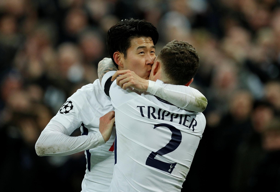 孙兴民亲吻队友