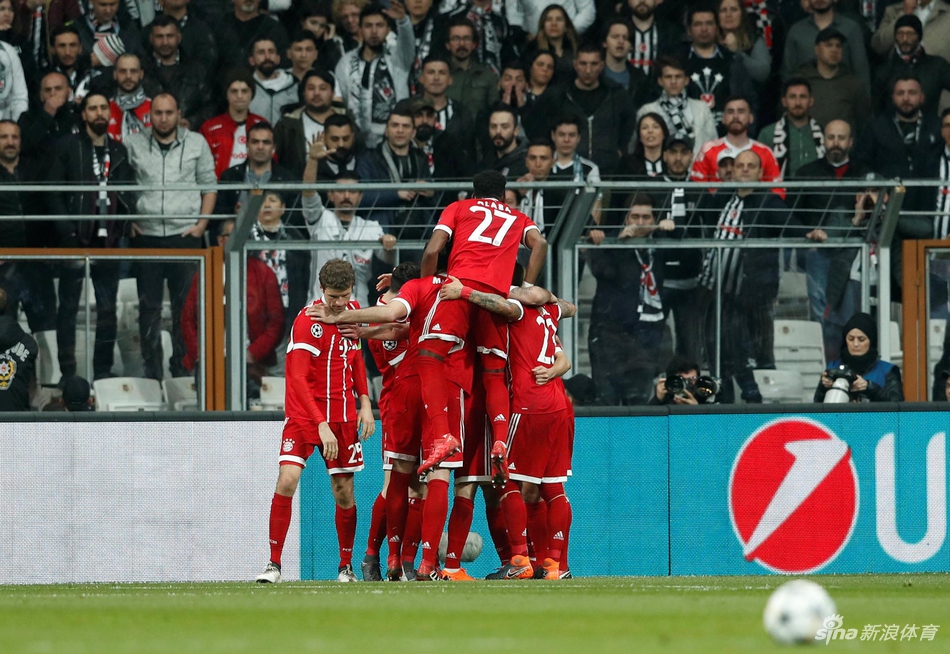 拜仁队员庆祝