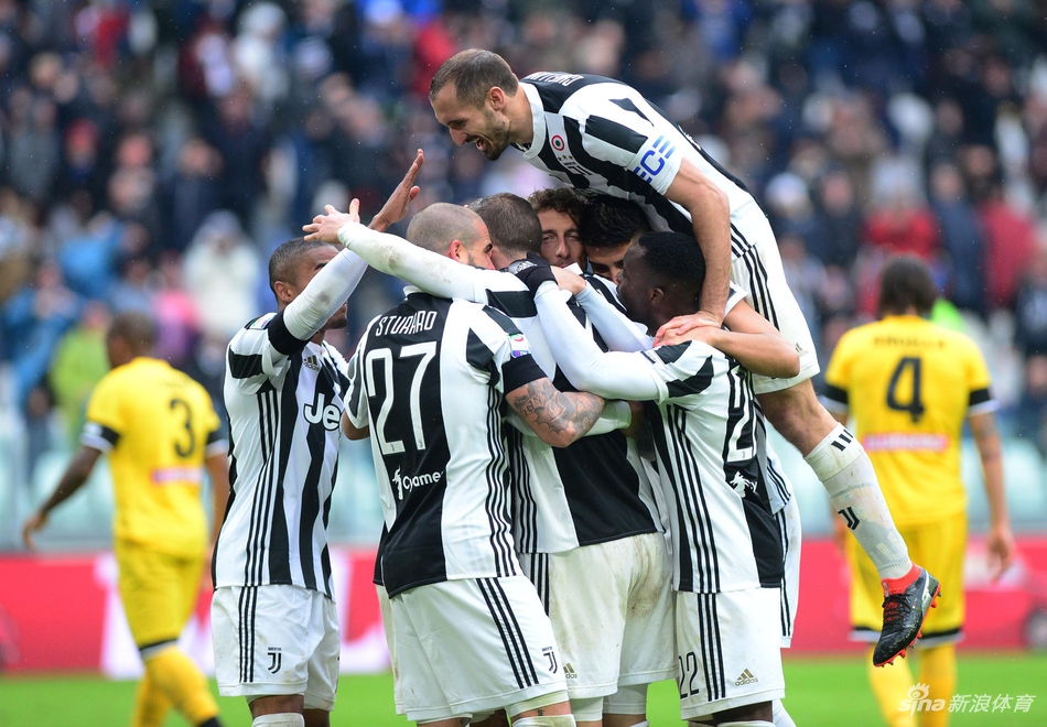 尤文庆祝进球，基耶利尼高兴地跳了起来