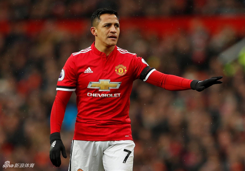 桑切斯向队友致意