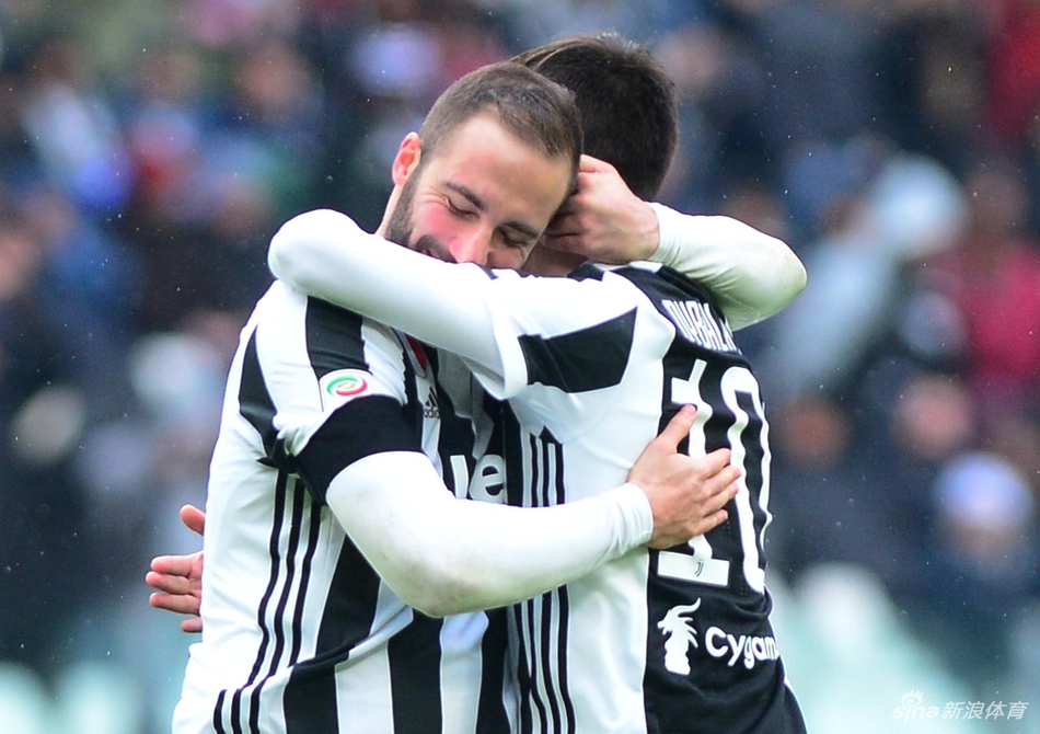 伊瓜因与迪巴拉相拥庆祝