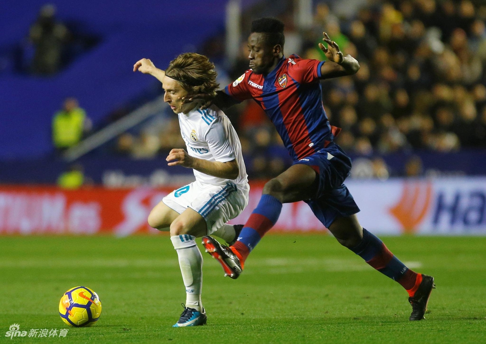 莫德里奇中场拼抢