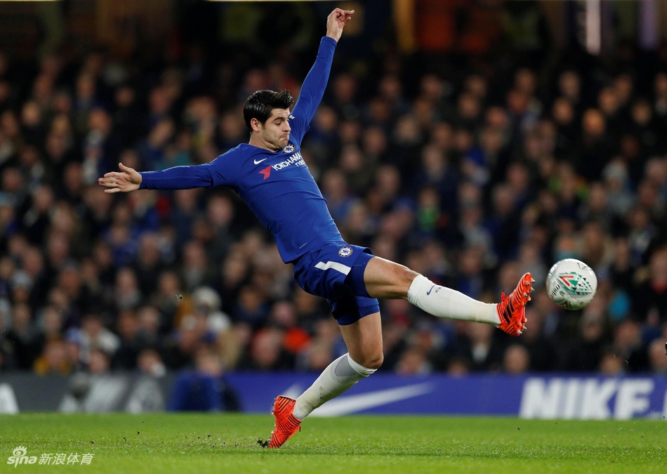 莫拉塔飞身停球