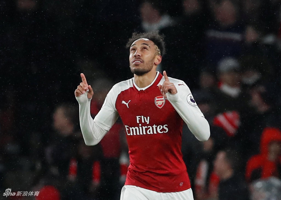 奥巴梅扬双手指天