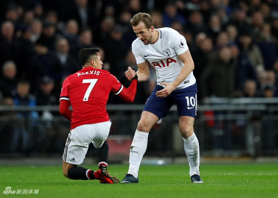 凯恩扶起桑切斯